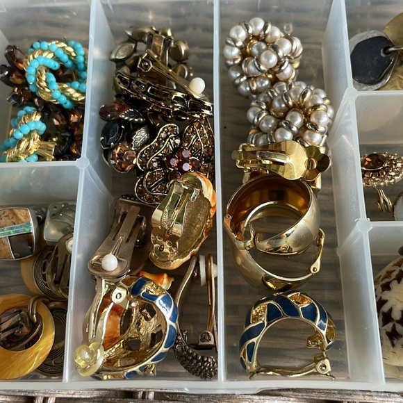 LOT 2 - Clip Earrings - Picture 3 of 4